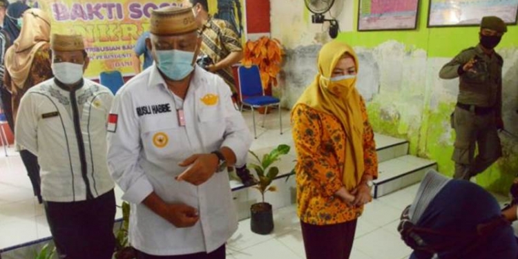 Gubernur Gorontalo Rusli Habibie didampingi istri sekaligus anggota komisi VIII DPR RI Idah Syahidah usai menyerahkan bantuan bahan pangan bersubsidi secara simbolis kepada masyarakat di Kecamatan Tilamuta, Kabupaten Boalemo, Jumat (09/10/2020). Foto : Fadly : Humas