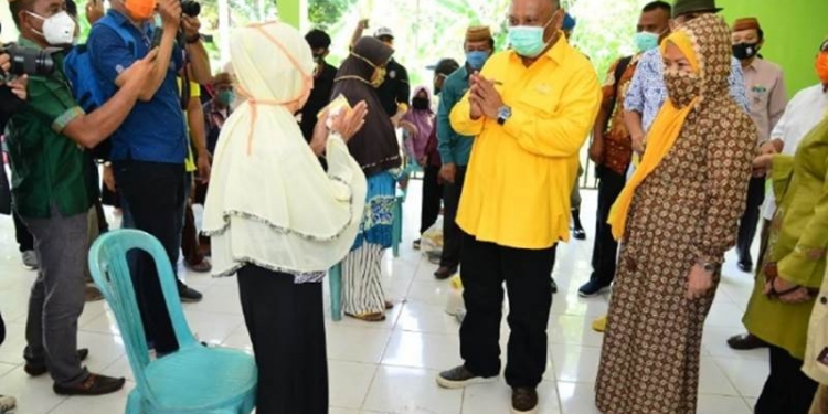 Ilustrasi penyerahan bantuan bahan pangan bersubsidi oleh Gubernur Gorontalo Rusli Habibie beberapa waktu lalu. Selain bantuan tersebut, Pemprov juga menyiapkan bantuan Jaring Pengaman Sosial (JPS) selama pandemi covid-19. Bantuan dengan berbagi anggaran 60-40 persen dengan kabupaten/kota itu dicairkan selama tiga tahap. (Foto: dok. humas).