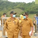 Gubernur Gorontalo Rusli Habibie saat berbincang dengan Kadis PUPR Handoyo di sela-sela peninjauan pekerjaan sel Sampah TPU Talumelito, Kecamatan Telaga, Kabupaten Gorontalo, Senin (12/10/2020). Sel Sampah baru itu diharapkan bisa menjadi tempat penimbunan sampah dari tiga daerah yakni Kota Gorontalo, Kabupaten Gorontalo dan Bone Bolango. (Foto: Fadli-Humas).