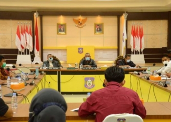 Gubernur Gorontalo Rusli Habibie didampingi Wakil Gubernur Idris Rahim saat berdialog dengan perwakilan mahasiswa terkait dengan aksi penolakan omnibus law Undang Undang Cipta Kerja, Minggu (11/10/2020). Mahasiswa dan berbagai elemen masyarakat diminta melakukan kajian pasal demi pasal dari undang undang tersebut untuk dijadikan rekomendasi dan masukan bagi pemerintah pusat. (Foto: Fadli-Humas).