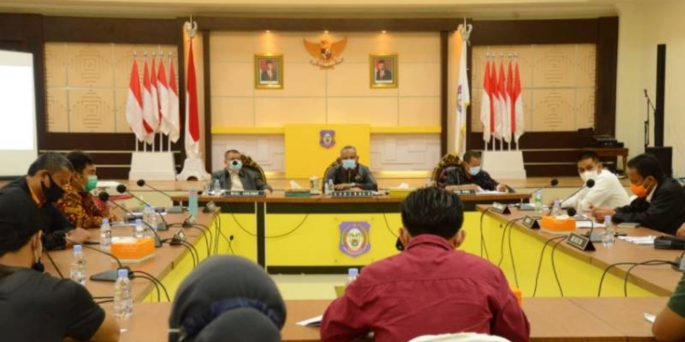 Gubernur Gorontalo Rusli Habibie didampingi Wakil Gubernur Idris Rahim saat berdialog dengan perwakilan mahasiswa terkait dengan aksi penolakan omnibus law Undang Undang Cipta Kerja, Minggu (11/10/2020). Mahasiswa dan berbagai elemen masyarakat diminta melakukan kajian pasal demi pasal dari undang undang tersebut untuk dijadikan rekomendasi dan masukan bagi pemerintah pusat. (Foto: Fadli-Humas).