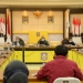 Gubernur Gorontalo Rusli Habibie didampingi Wakil Gubernur Idris Rahim saat berdialog dengan perwakilan mahasiswa terkait dengan aksi penolakan omnibus law Undang Undang Cipta Kerja, Minggu (11/10/2020). Mahasiswa dan berbagai elemen masyarakat diminta melakukan kajian pasal demi pasal dari undang undang tersebut untuk dijadikan rekomendasi dan masukan bagi pemerintah pusat. (Foto: Fadli-Humas).