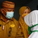 Gubernur Gorontalo Rusli Habibie bersama anggota Komisi VIII DPR RI Idah Syahidah memberikan perhatian kepada AH saat mengunjungi LKS Ummu Syahidah, Selasa (13/10/2020). AH (14) merupakan korban pemerkosaan ayah kandung hingga hamil enam bulan dan saat ini dirawat dan diberi pendampingan di LKS Ummu Syahidah. (Foto: Fadli-Humas).