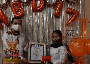 Ketua KPU Bone Bolango, Adnan Berahim, memberikan  piagam selamat ulang tahun ke-17 untuk pemilih pemula yang terdaftar dalam DPT, Rabu (28/10/2020).