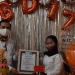 Ketua KPU Bone Bolango, Adnan Berahim, memberikan  piagam selamat ulang tahun ke-17 untuk pemilih pemula yang terdaftar dalam DPT, Rabu (28/10/2020).