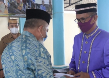 Syarif Mbuinga menyerahkan reward umrah