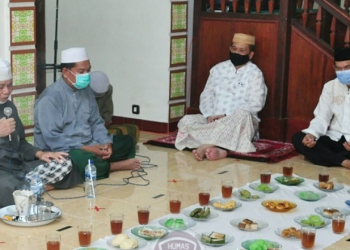 Wagub Gorontalo Idris Rahim (kedua kanan) mengikuti prosesi doa Maulid Nabi Muhammad Saw 1442 Hijriah di Masjid Al-Muchlisin, Kelurahan Ipilo, Kecamatan Kota Timur, Kota Gorontalo, Rabu (28/10/2020) malam. (haris/Humas Pemprov)