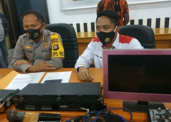 Kapolres Gorontalo, AKBP Ade Permana bersama Kasat Reskrim Polres Gorontalo, Iptu Muh. Nauval Seno, memberikan keterangan kepada wartawan terkait kasus pembobolan cafe, Rabu (21/10/2020). (arif/gopos)