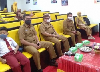 Kepala Dinas Kearsipan dan Perpustakaan Provinsi Gorontalo Sul A Moito didampingi Sekertaris Dinas Kearsipan dan Perpustakaan Kota Gorontalo Mahmud Baderan mengikuti pembukaan Grand Final Lomba bertutur siswa Sekolah Dasar/Madrasah Ibtidaiyah tingkat nasional tahun 2020. Foto Istimewa