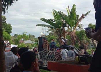 Massa pendukung pasangan calon Nelson Pomalingo-Dadang Hemeto mendatangi kantor Bawaslu Kabupaten Gorontalo, Senin (12/10/2020). (ilham/gopos)