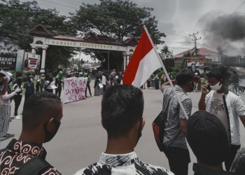 Aksi unjuk rasa mahasiswa yang tergabung dalam Aliansi Mahasiswa Pohuwato, menolak penetapan UU Cipta Kerja, Kamis (8/10/2020).(Muhajir/gopos)
