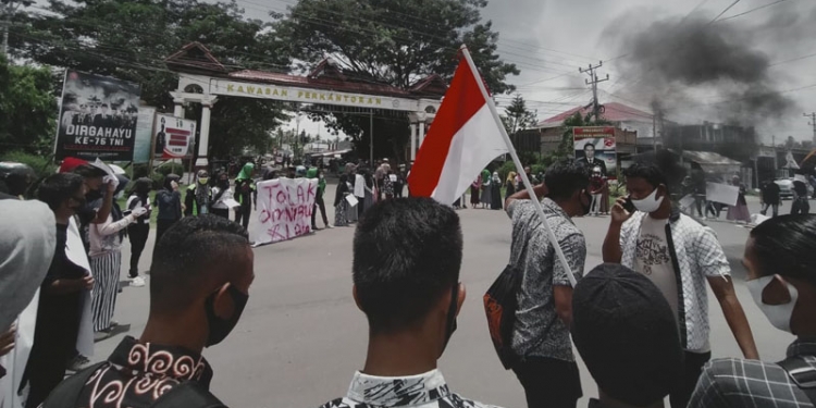 Aksi unjuk rasa mahasiswa yang tergabung dalam Aliansi Mahasiswa Pohuwato, menolak penetapan UU Cipta Kerja, Kamis (8/10/2020).(Muhajir/gopos)