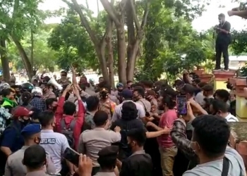 Aksi saling dorong yang melibatkan mahasiswa dan petugas kepolisian dalam unjuk rasa penolakan Omnibuslaw di depan DPRD Pohuwato, Kamis (8/10/2020). (Muhajir/gopos)