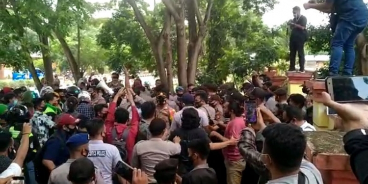 Aksi saling dorong yang melibatkan mahasiswa dan petugas kepolisian dalam unjuk rasa penolakan Omnibuslaw di depan DPRD Pohuwato, Kamis (8/10/2020). (Muhajir/gopos)