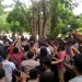 Aksi saling dorong yang melibatkan mahasiswa dan petugas kepolisian dalam unjuk rasa penolakan Omnibuslaw di depan DPRD Pohuwato, Kamis (8/10/2020). (Muhajir/gopos)