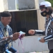 Petugas Lalu Lintas Polda Gorontalo memberikan masker kepada pengendara yang tak mengenakan masker dalam operasi Zebra Otanaha 2020, Senin (26/10/2020). (Humas Polda Gorontalo)