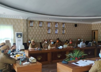 Sekdaprov Gorontalo DArda Daraba, memimpin rapat pembahasan kunjungan Panglima TNI dan Kapolri di Gorontalo, yang berlangsung di ruang Huyula  kantor gubenur, Senin ( 5/10/2020). (Foto : Anie-Humas)