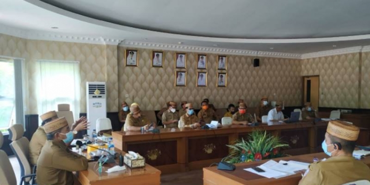 Sekdaprov Gorontalo DArda Daraba, memimpin rapat pembahasan kunjungan Panglima TNI dan Kapolri di Gorontalo, yang berlangsung di ruang Huyula  kantor gubenur, Senin ( 5/10/2020). (Foto : Anie-Humas)