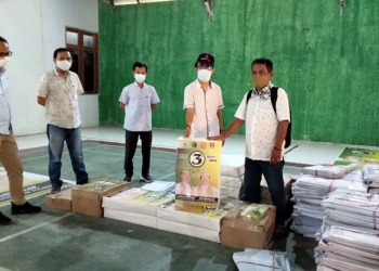 Penyerahan alat peraga kampanye dan bahan kampanye oleh KPU Bone Bolango ke petugas penghubung Paslon Pilkada Serentak 2020.