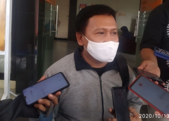 Pelapor dugaan pelanggaran administrasi cabup Nelson Pomalingo, Robin Bilondatu usai memberikan keterangan di KPU Kabupaten Gorontalo, Selasa (13/10/2020). (abin/gopos)