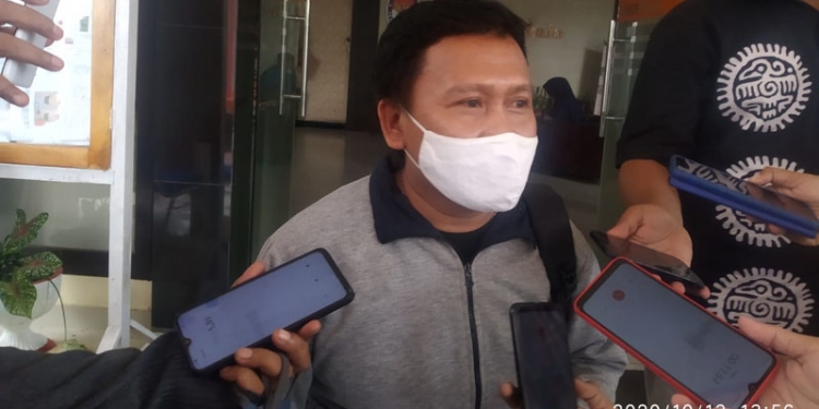 Pelapor dugaan pelanggaran administrasi cabup Nelson Pomalingo, Robin Bilondatu usai memberikan keterangan di KPU Kabupaten Gorontalo, Selasa (13/10/2020). (abin/gopos)