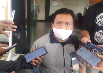 Pelapor dugaan pelanggaran cabup petahana Pilkada Kabupaten Gorontalo, Robin Bilondatu, memberikan keterangan kepada wartawan di kantor KPU Kabupaten Gorontalo, Selasa (13/10/2020). (abin/gopos)