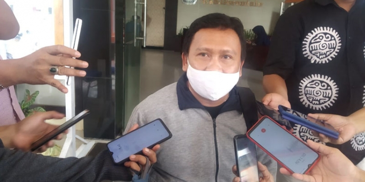 Pelapor dugaan pelanggaran cabup petahana Pilkada Kabupaten Gorontalo, Robin Bilondatu, memberikan keterangan kepada wartawan di kantor KPU Kabupaten Gorontalo, Selasa (13/10/2020). (abin/gopos)