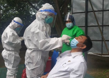 Asisten Pemerintahan Syukri J. Botutihe mengikuti swab test yang dilaksanakan di kompleks kantor gubernur, Rabu (30/9/2020). ( Foto : Anie)