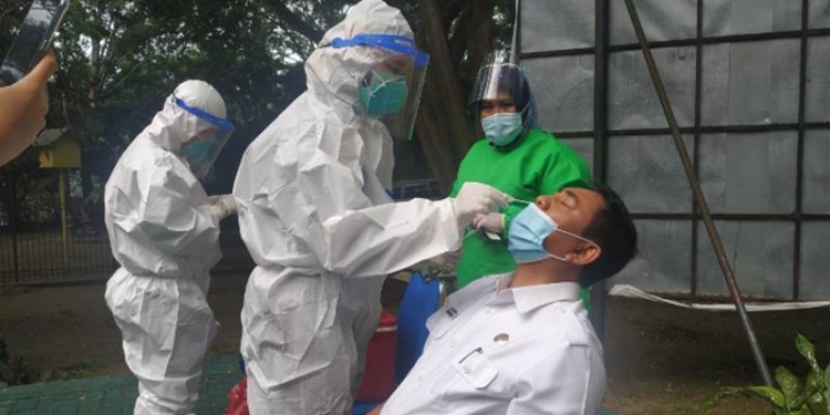 Asisten Pemerintahan Syukri J. Botutihe mengikuti swab test yang dilaksanakan di kompleks kantor gubernur, Rabu (30/9/2020). ( Foto : Anie)