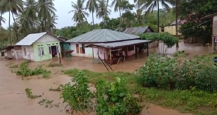 Nampak terlihat sejumlah rumah warga di Desa Jembatan Merah, Kecamatan Tomilito,Kabupaten Gorontalo Utara terendam akibat meluapnya sungai poso. (fo