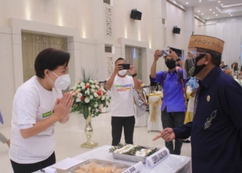 Sekretaris Daerah Provinsi Gorontalo, Darda Daraba (kemeja hitam) saat melihat produk olahan pangan lokal dari salah satu UMKM usai pembukaan talkshow bertemakan Gerakan Diversifikasi Pangan Lokal yang diselenggarakan oleh Dinas Pangan Provinsi Gorontalo di Grand Palace Convention Center (GPCC), Kota Gorontalo, Kamis (1/10/2020). (Foto: Nova – Humas)