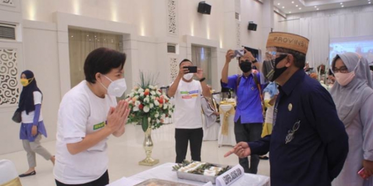 Sekretaris Daerah Provinsi Gorontalo, Darda Daraba (kemeja hitam) saat melihat produk olahan pangan lokal dari salah satu UMKM usai pembukaan talkshow bertemakan Gerakan Diversifikasi Pangan Lokal yang diselenggarakan oleh Dinas Pangan Provinsi Gorontalo di Grand Palace Convention Center (GPCC), Kota Gorontalo, Kamis (1/10/2020). (Foto: Nova – Humas)