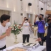 Sekretaris Daerah Provinsi Gorontalo, Darda Daraba (kemeja hitam) saat melihat produk olahan pangan lokal dari salah satu UMKM usai pembukaan talkshow bertemakan Gerakan Diversifikasi Pangan Lokal yang diselenggarakan oleh Dinas Pangan Provinsi Gorontalo di Grand Palace Convention Center (GPCC), Kota Gorontalo, Kamis (1/10/2020). (Foto: Nova – Humas)