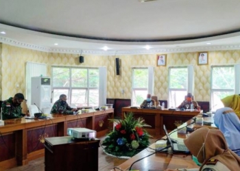 Suasana rapat persiapan kedatangan Kepala Badan Nasional Penanggulangan Bencana (BNPB) Letnan Jenderal Doni Monardo ke Gorontalo yang dipimpin oleh Sekdaprov Gorontalo Darda Daraba, Senin (5/10/2020). Rencananya Doni dan tim akan betolak ke Gorontalo pada besok malam (red-selasa).  (Foto – Echin)