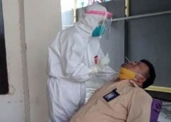 Kepala sub Bidang Penghubung Makassar, Agung Sugiarto, saat di uji swab test yang dilakukan oleh Dinas Kesehatan Provinsi Gorontalo untuk seluruh ASN yang ada di lingkup Badan Penghubung Gorontalo di Makassar,  Kamis (17/9/2020). Foto Istimewa