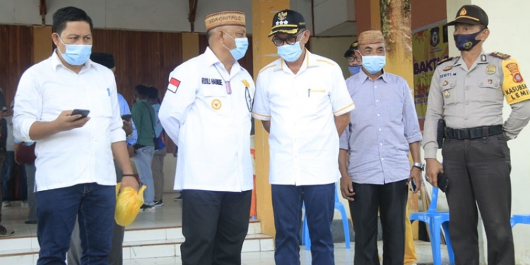 Gubernur Gorontalo, Rusli Habibie, bersama Bupati Pohuwato, Syarif Mbuinga, saat penyerahan bantuan pangan bersubsidi di Kecamatan Wanggarasi, Sabtu (10/10/2020)
