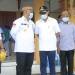 Gubernur Gorontalo, Rusli Habibie, bersama Bupati Pohuwato, Syarif Mbuinga, saat penyerahan bantuan pangan bersubsidi di Kecamatan Wanggarasi, Sabtu (10/10/2020)