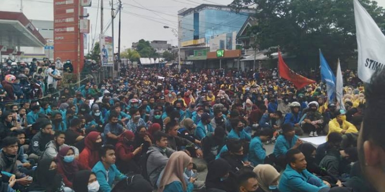 Tolak UU Omnibus Law, Ribuan Mahasiswa Blokir Jalan di Bundaran HI Kota Gorontalo