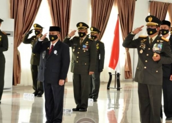 Wagub Gorontalo H. Idris Rahim (depan, tengah) mengikuti upacara peringatan HUT ke-75 TNI yang digelar secara virtual di Makorem 133/Nani Wartabone, Senin (5/10/2020). (Foto : Haris – Humas)