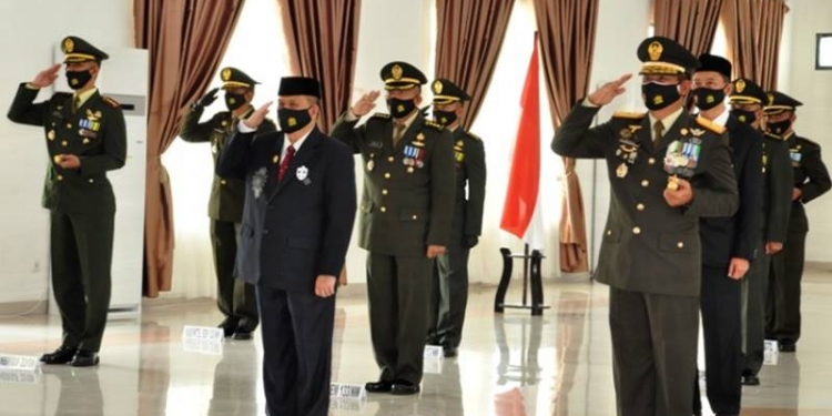 Wagub Gorontalo H. Idris Rahim (depan, tengah) mengikuti upacara peringatan HUT ke-75 TNI yang digelar secara virtual di Makorem 133/Nani Wartabone, Senin (5/10/2020). (Foto : Haris – Humas)