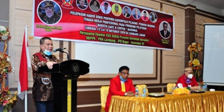 Wagub Gorontalo H. Idris Rahim memberikan arahan pada pelepasan kader SOKSI Provinsi Gorontalo yang akan mengikuti pelatihan Barista Cafe & Coffee di aula rumah jabatan Wagub Gorontalo, Sabtu (10/10/2020). Sebanyak 40 kader SOKSI Gorontalo akan mengikuti pelatihan selama sepekan di Lembang, Jawa Barat. (Foto : Haris – Humas)