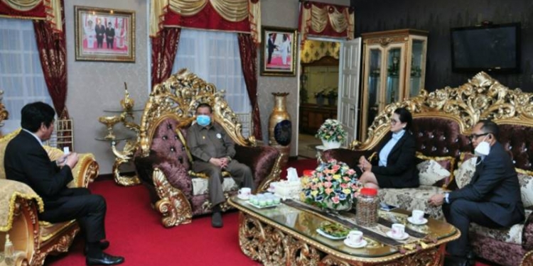 Pertemuan Wagub Gorontalo H. Idris Rahim (kedua kiri) dengan ahli waris lahan bekas HGU yang menjadi lokasi pembangunan Secaba di rumah jabatan Wagub, Selasa (6/10/2020). (Foto : Haris – Humas)