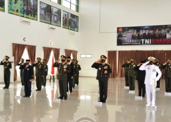 Wagub Gorontalo H. Idris Rahim (depan, kedua kiri), mengikuti upacara peringatan HUT ke-75 TNI yang digelar secara virtual di Makorem 133/Nani Wartabone, Senin (5/10/2020). (Foto : Haris – Humas)