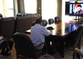 Wakil Gubernur Gorontalo H. Idris Rahim (tengah) saat mengikuti kampanye virtual Gerakan Nasional Netralitas Aparatur Sipil Negara (GNN-ASN) via zoom langsung dari ruang kerjanya, Rabu (07/10/2020). Foto : Fikri – Humas