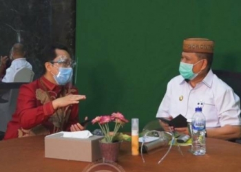 Wagub Idris Rahim (kanan) bersama Kepala Perwakilan Bank Indonesia Gorontalo Budi Widihartanto sesaat sebelum Webinar Peluang dan Strategi Industri Kreatif dimulai. Kegiatan yang diikuti oleh sekitar 450 peserta itu dilaksanakan via zoom di aula Kantor BI Gorontalo, Rabu (07/10/2020). Foto : Fikriv- Humas