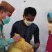 Wagub Gorontalo H. Idris Rahim (kiri), menyerahkan bantuan pangan bersubsidi dari Pemprov Gorontalo kepada seorang Keluarga Penerima Manfaat (KPM) pada baksos NKRI Peduli di Kecamatan Bulango Ulu, Kabupaten Bone Bolango, Kamis (8/10/2020). Sebanyak 600 paket bantuan pangan bersubsidi didistribusikan ke tujuh desa di Kecamatan Bulango Ulu. (Foto : Haris – Humas)