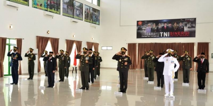 Wagub Gorontalo H. Idris Rahim (depan, kedua kiri), mengikuti upacara peringatan HUT ke-75 TNI yang digelar secara virtual di Makorem 133/Nani Wartabone, Senin (5/10/2020). (Foto : Haris – Humas)