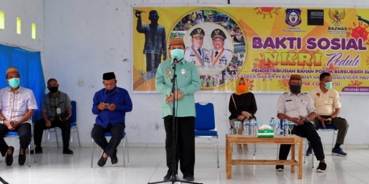 Wagub Gorontalo H. Idris Rahim memberikan arahan pada baksos NKRI Peduli yang digelar Pemprov Gorontalo di Kecamatan Bulango Ulu, Kabupaten Bone Bolango, Kamis (8/10/2020). Dalam arahannya, Wagub mengingatkan agar ASN bersikap netral pada penyelenggaraan Pilkada Serentak 2020. (Foto : Haris – Humas)