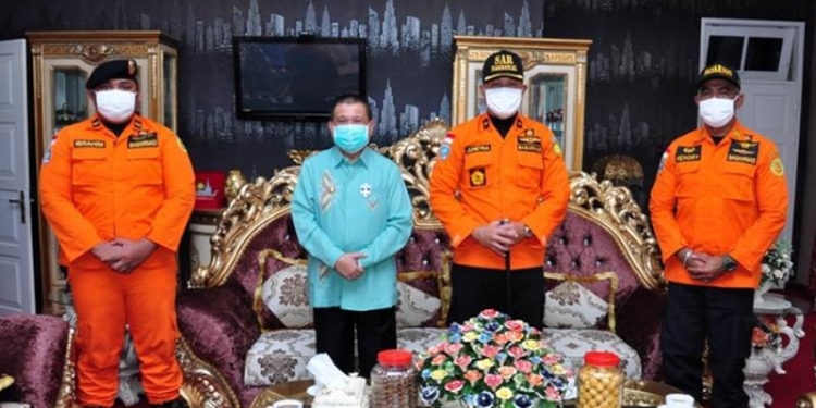 Foto bersama Wagub Gorontalo H. Idris Rahim (kedua kiri) dengan Kepala Basarnas Gorontalo, I Made Junetra (kedua kanan) dan jajarannya pada silaturahmi di rumah jabatan Wagub, Kamis (8/10/2020). (Foto : Haris – Humas)
