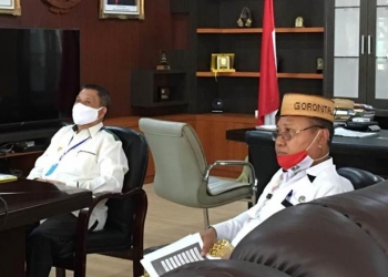 Wakil Gubernur Gorontalo Idris Rahim ikuti rapat koordinasi secara virtual di ruangan kerjanya didampingi Yosef P Koton Kepala Dinas Pendidikan Kebudayaan Pemuda dan Olaharaga (Dikbudpora) Provinsi Gorontalo, Rabu (2/9/2020). Foto Istimewa